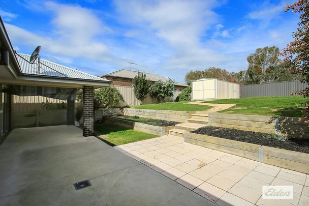 Large 5 Bedroom Home - Photo 1