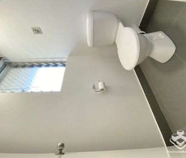 2 Bedroom apartment for rent in the centre of Burleigh - Photo 2