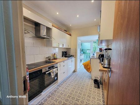 1 bedroom in a house share to rent - Photo 2