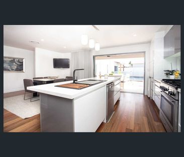 48 Karina Crescent, Broadbeach Waters, Qld 4218 - Photo 2
