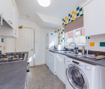 5 bedroom semi-detached house to rent - Photo 6