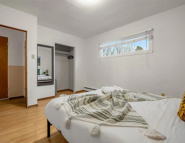 Charming 2-Bedroom Suite in SW Calgary, Furnished or Unfurnished,Prime Location! — 2 Bedrooms House - Photo 1