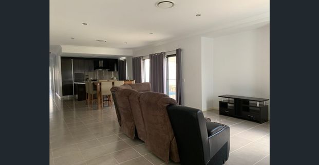 Beautiful fully furnished 4 bedroom 2 bathroom home - Photo 1