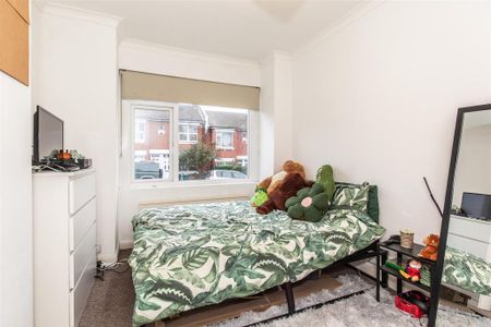 3 bedroom flat to rent - Photo 5