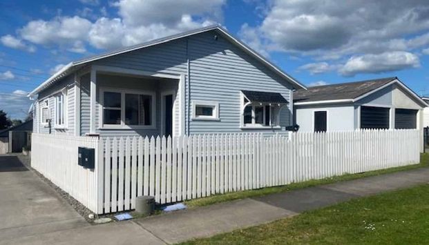 3 BEDROOM (PLUS SMALL OFFICE), 1 BATHROOM FAMILY HOME IN A GREAT LOCATION - Photo 1