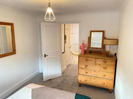 1 Bed Flat, Blythe Road, W14 - Photo 3