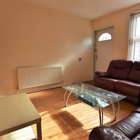 5 bedroom House in Burley Lodge Road, Leeds - Photo 1