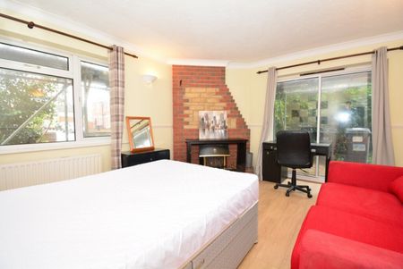 WINTON 6 Bed Student House - EDGEHILL RD - Photo 5