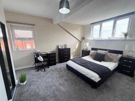 4 bedroom terraced house to rent - Photo 2