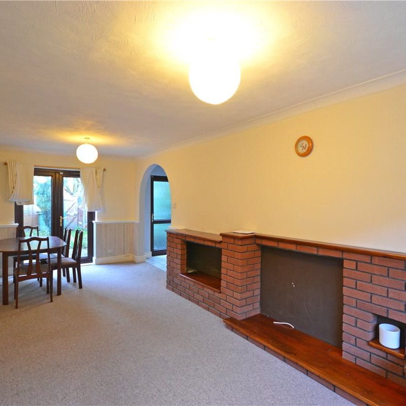 Well presented mid terrace 3 bedroom house to rent in Cambridge with excellent access to City centre, A14 & M11. GCH. allocated parking. Part-Furnished. - Photo 1