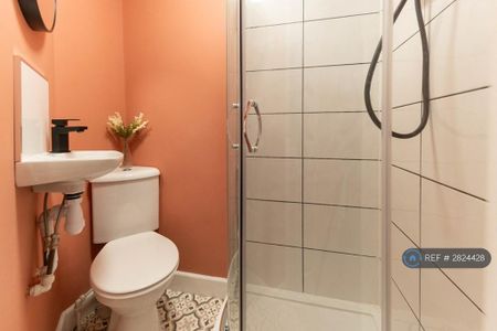 1 bedroom in a house share to rent - Photo 5
