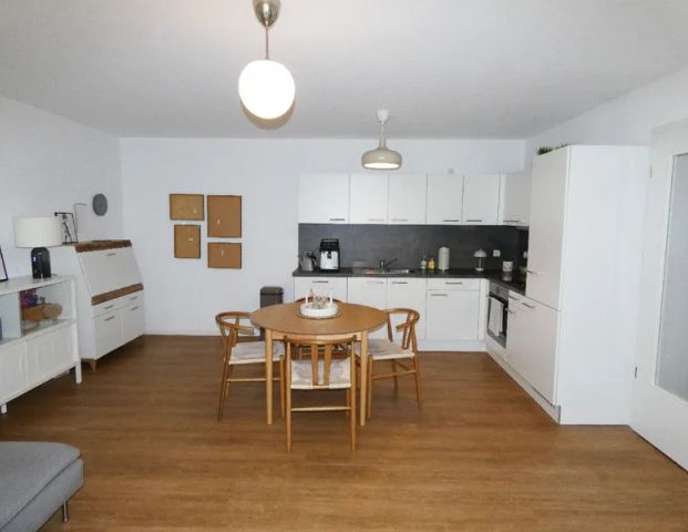 Gemütliche 2-Zimmer-Wohnung im Erdgeschoss mit Einbauküche und Terrasse - Foto 1