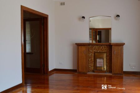 3 bedroom home, just a short walk to tram! - Photo 5