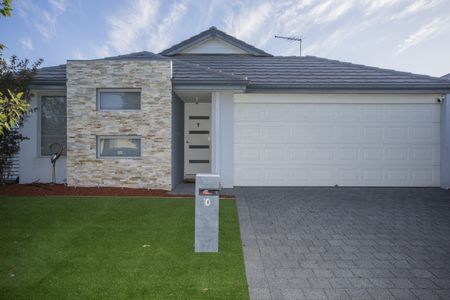 Modern Family Comfort in the Heart of Brabham. Freshly Painted! Near to the Primary School! - Photo 3