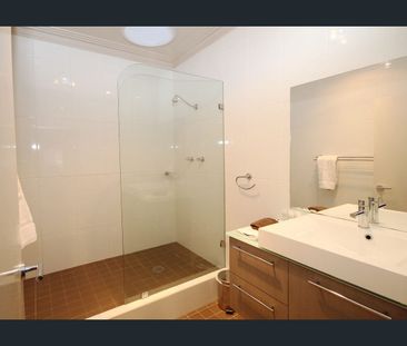 '94 FITZROY' - LARGE, FULLY FURNISHED GRAND 3 BEDROOM APARTMENT - Photo 1