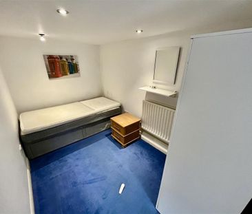 3 bedroom private hall to rent - Photo 2