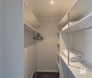 FULLY FURNISHED - AVAILABILE FROM NOVEMBER 2025 - Photo 1