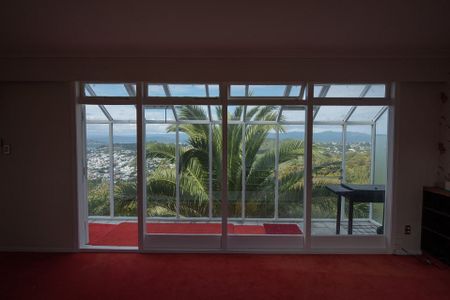 Kingston Gem: Spacious 5-Bedroom Family Home with - Photo 3