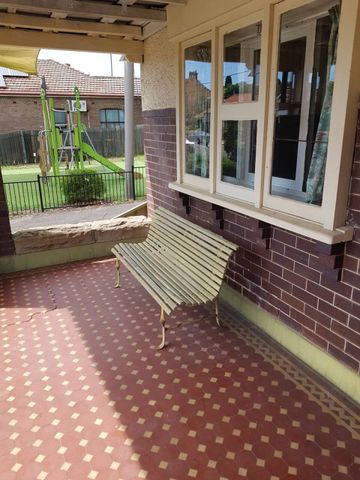 Modern Ashfield Family Home: Renovated Kitchen, Side Access & 15-Minute Stroll to Station - Photo 3