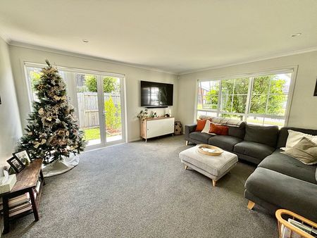 Modern family home on the best street! - Photo 2