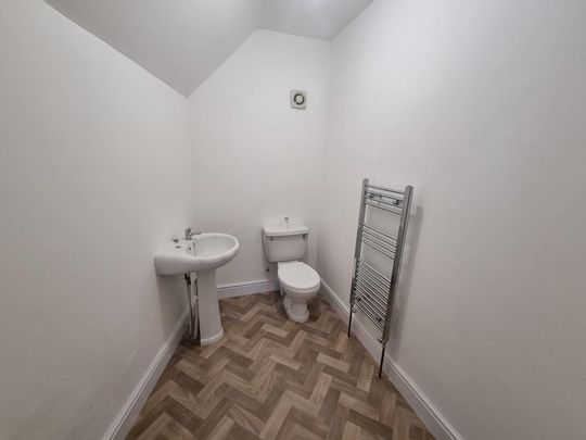 4 bedroom end of terrace house to rent - Photo 1