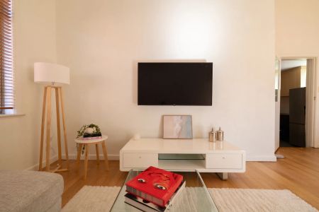 Move Right In: Fully Furnished Richmond Gem with Free Wi-Fi and Garden Care! *BOTH SHORT AND LONG TERM LEASE ACCEPTED * - Photo 2