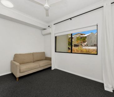 Modern 2-Bedroom Unit with Pool – Close to City and The Strand - Photo 3