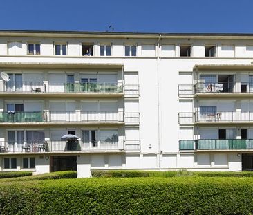 Appartement de type 5 situé au 4ème étage sans ascenseur, comprenant 3 chambres, un séjour et un salon, secteur Etion. - Photo 2