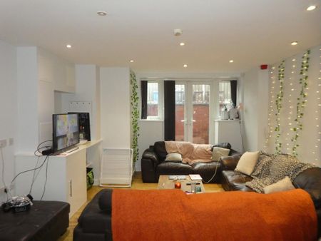 1 bedroom in a house share to rent - Photo 2