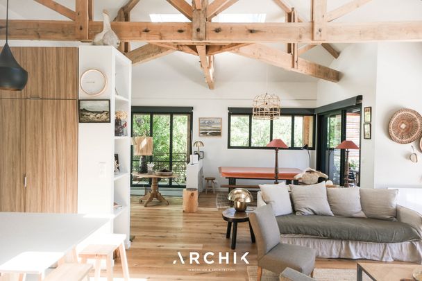 Architecture contemporaine bardée de bois, cette maison de 160 m2, sur un terrain de 645 m2, est idéalement située dans un quartier prisé du Pyla. - Photo 1