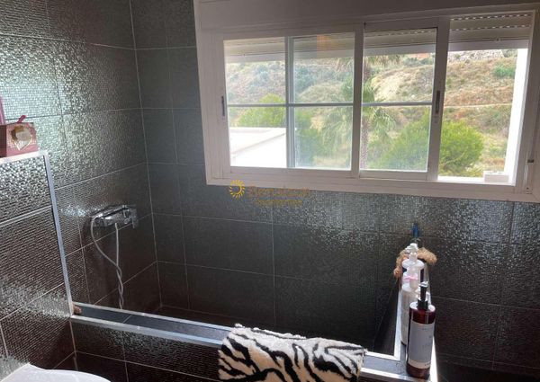 For rent for HALF SEASON from now until 30/06/2024 and from 15.09.24-30.6.25 Stunning semi-detached house in residential area in Benalmadena .