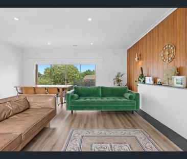 FAMILY HOME IN A PREMIUM BAYSIDE LOCATION - Photo 1