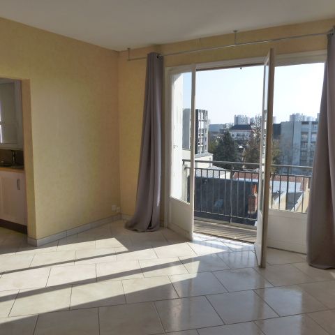 A LOUER : APPARTEMENT TYPE 2 AVEC PARKING DANS LE CENTRE DE TOURS • Réf GI-JB-G0350 - Photo 1