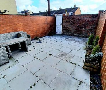 3 bedroom end of terrace house to rent - Photo 1