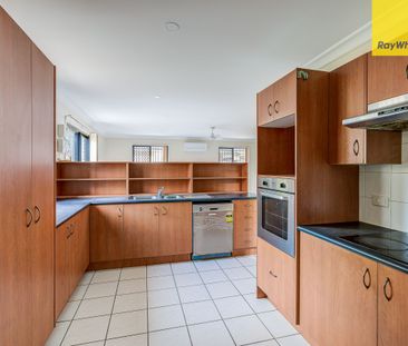 EXPANSIVE DOUBLE STOREY HOME IN QUIET STREET - Photo 6