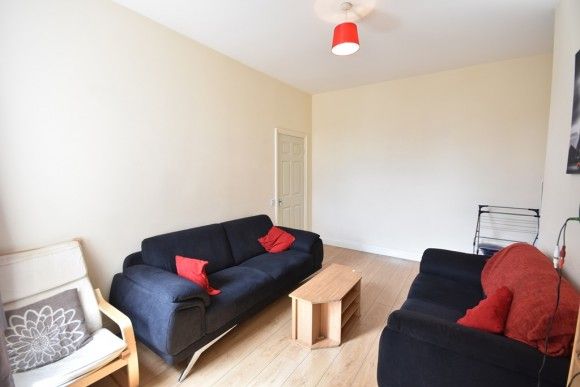 3 Bed - Biddlestone Road, Heaton - Photo 1