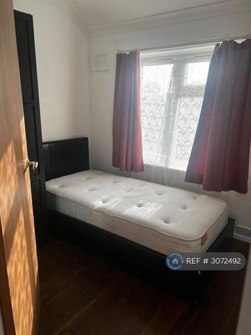 3 bedroom semi-detached house to rent - Photo 3