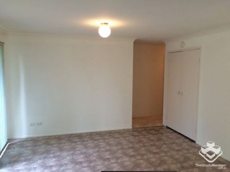 Warm & Low-Maintenance Family Home â 3 Bed | 1 Bath | A/C | Fully Fenced Yard | Garage - Photo 2