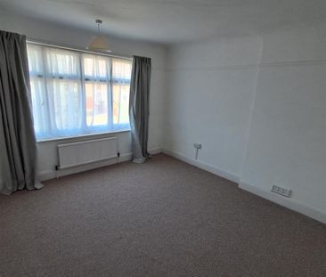 4 bed house to rent in Hartsbourne Road, Bushey, WD23 - Photo 2