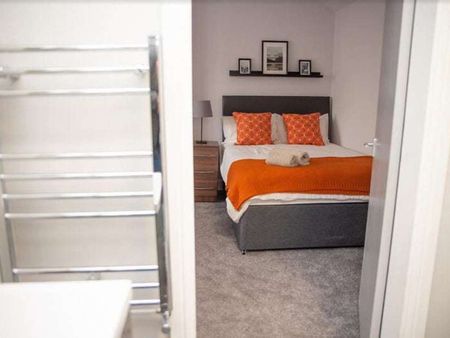 6 Bedroom all En-suite Shared House on the outskirts of the Town Centre Room 2 - Photo 4