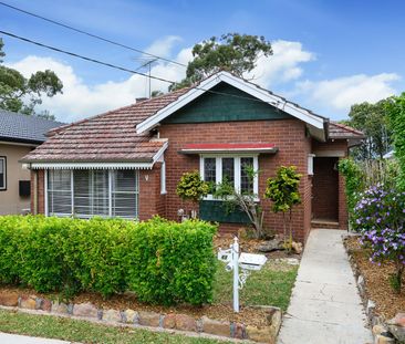 Cute, Convenient Character Home - Walk to Everything! - Photo 3