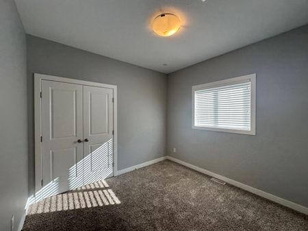 DOG FRIENDLY 4 Bed, 3 Bath Duplex in Sylvan Lake - Photo 5