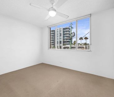 Sunlit Coastal Apartment in the Heart of Tallebudgera - Photo 4