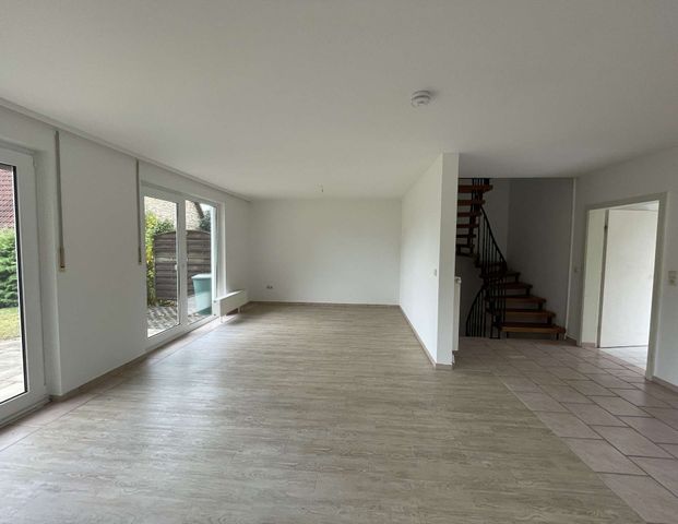 Familien aufgepasst! Renovierte Doppelhaushälfte mit Keller + Stellplatz nahe Halle (Saale)! - Foto 1