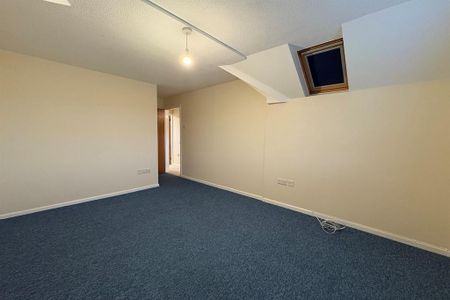 4 bedroom detached house to rent - Photo 3