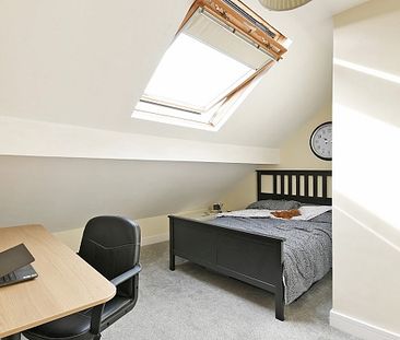 Fantastic 3 bedroom property with a HUGE bathroom! - Photo 6