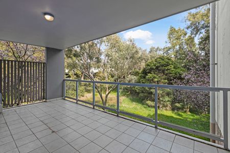 Light filled three bedroom apartment - Photo 5