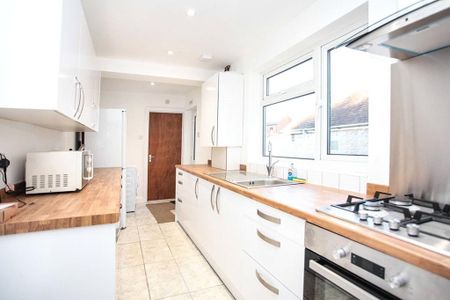 1 bedroom in a house share to rent - Photo 2