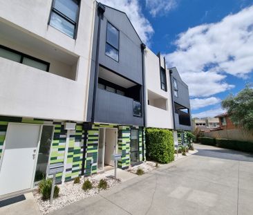 Stunning Townhouse - in the Heart of Clayton Close to Station - Photo 2