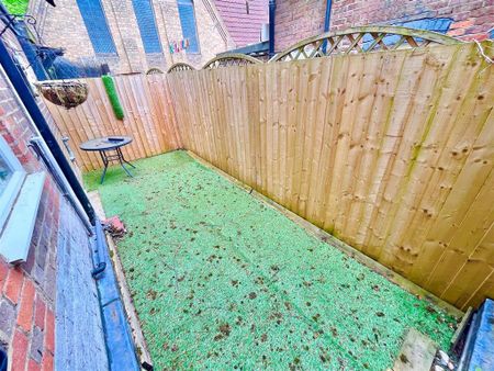 3 bedroom end of terrace house to rent - Photo 2